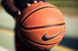 凯恩在C9比赛中战术调整，精彩发挥引发热议！